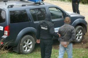 Doua case din Poienile de sub Munte au fost perchezitionate de politistii de frontiera. Cei doi proprietari s-au ales cu dosare penale