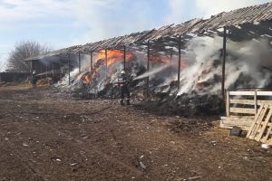 Patru incendii într-o zi: Două case şi două hambare, cuprinse de flăcări (FOTO / VIDEO)