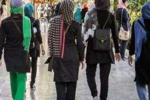 Vienezele poartă VĂL ISLAMIC pentru a se feri de agresiunile IMIGRANȚILOR