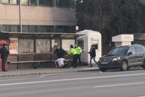 VIDEO / Bărbatul din Mediaş, reţinut după ce a bătut un cunoscut în staţia de autobuz, până l-a băgat în spital