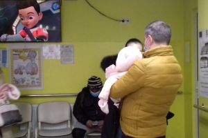FOTO Opt copii sunt trataţi de gripă la Pediatrie; zilnic sute de sibieni merg la spital cu cei mici