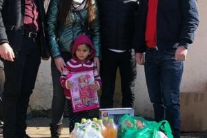 Donaţii din partea poliţiştilor timişoreni pentru o fetiţă care locuieşte cu familia într-un garaj