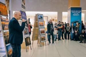 Gest nobil la Constanţa. Fotografii îşi vând lucrările pentru copiii cu autism