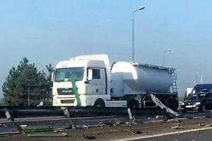 Autostrada A2, închisă. Se intervine pentru ridicarea unui tir