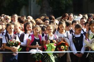 Anul şcolar 2019-2020 ar putea începe mai devreme cu o săptămână