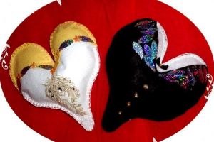 Handmade by Carmen: El si ea- pernite decor realizate din fetru si decorate cu dantela si paiete.