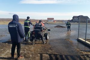Primăria Târgu-Jiu a solicitat ajutor ISU pentru evacuarea apei din zona Narciselor