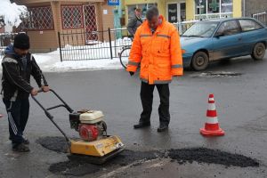 S-a găsit soluţia pentru plombarea gropilor de pe drumul judeţean din Vlăhiţa
