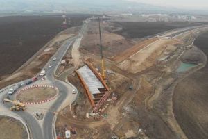 VIDEO / Pe Autostrada A10 Sebeş-Turda, pe podul metalic de la sensul giratoriu provizoriu de la Lancrăm, se montează calea de rulare