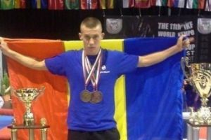 Doi interlopi clujeni au snopit în bătaie o tânără care a avut curaj să le comenteze VIDEO BRUTAL