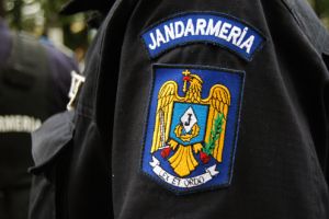 Arme albe şi substanţe suspecte găsite asupra unui gălăţean