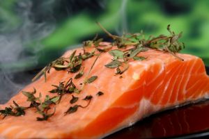 Alertă alimentară. Auchan retrage un nou lot de file de somon contaminat