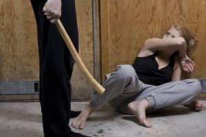 Încă o femeie, agresată de soţul ei