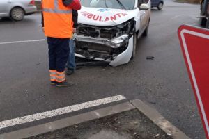 Accident rutier in localitatea Ovidiu, judetul Constanta. Doua autoturisme, printre care si o ambulanta, implicate. O victima (galerie foto) 