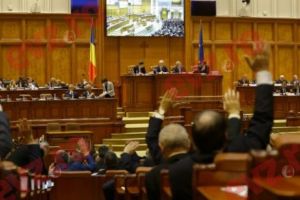 Ce fac DEPUTAȚII când se VOTEAZĂ BUGETUL. A fost prins UITÂNDU-SE la....