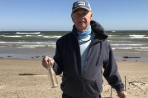 SUA: Un cuplu a descoperit un mesaj vechi de 56 de ani intr-o sticla pe o plaja din Texas