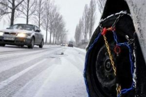 Situaţia rutieră în ţară. Care sunt drumurile unde circulaţia este OPRITĂ din cauza condiţiilor meteo nefavorabile