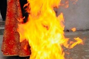 Procesiune inedita in curtea Bisericii Armenesti din Constanta. Foc de Intampinarea Domnului
