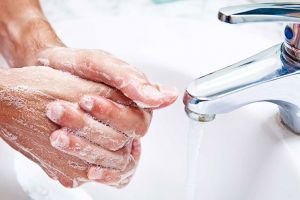 În plină epidemie de gripă, nu toţi elevii au săpun la şcoală