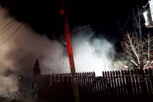 FOTO-ULTIMĂ ORĂ:  Incendiu de proporţii la Bordeşti! Un bătrân a făcut atac de panică