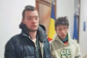 FOTO. Tineri prinşi cu droguri sub podul Golescu
