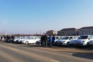 Sute de taximetrişti au ieşit din nou la protest împotriva serviciilor de transport neautorizate