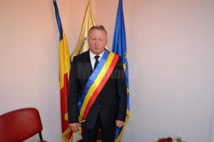 O primărie se chinuie de aproape doi ani să desemneze câştigătorul la o licitaţie