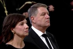 Carmen Iohannis, audiata la Parchet, pe ascuns! S-a prezentat la miezul noptii si a purtat o esarfa pe cap