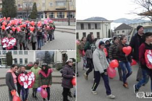 FOTO/ ”Marşul dragostei” – marcat la Cugir de tinerii din grupul ţintă al proiectului INCLUZIV