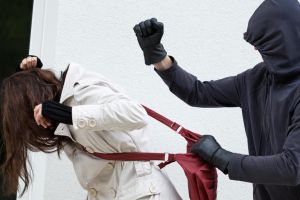 Tâlhărie! Femeie atacată pe stradă de un bărbat cu cagulă şi spray lacrimogen