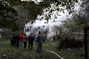 ACUM – Incendiu la Bughea de Sus