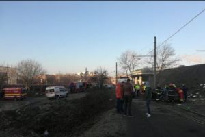Noroc chior pentru un arădean. A căzut cu maşina de pe un pasaj, a scăpat fără nicio zgârietură