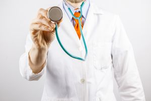 Medicul care a refuzat să consulte o pacientă ce ulterior a murit, sancţionat cu 10% din salariu