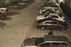 Femeie filmată în timp ce fură dintr-un BMW parcat în cartierul Prima din Oradea (VIDEO)