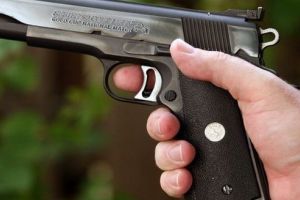 Sighişoara: Armă deţinută ilegal, descoperită în urma unor percheziţii!