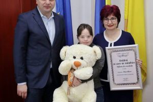 „Arădeni cu care ne mândrim”: Lecţii de voinţă de la Mara Oprea, o adolescentă specială