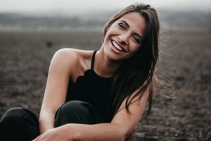Fetele care lucrează într-un studio de videochat din Bucureşti au o viaţă socială mai bună