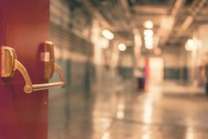Doi asistenţi medicali, fotografiaţi în timp ce se tundeau într-una din secţiile Spitalului de Urgenţă
