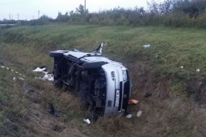 Microbuz rasturnat la iesirea din Sannicolau Mare. Cel putin trei persoane transportate la spital