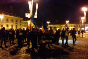 UPDATE VIDEO FOTO Peste 500 de oameni protestează la Sibiu pentru Kovesi