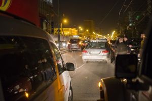 Maşini avariate după ce un cablu STPT s-a rupt şi atârna pe Bulevardul Take Ionescu din Timişoara