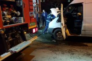 FOTO-Baia Mare: Pompierii au intervenit, in aceasta seara, pe strada Matei Basarab. Soferul unei autoutilitare a fost cel care i-a chemat