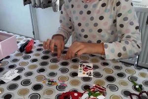 UMANITAR: Povestea Denisei, un copil bolnav care confecţionează mărţişoare ca să plece la o clinică din străinătate