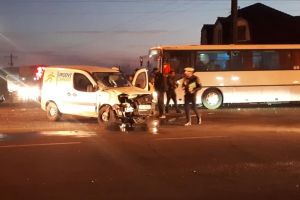 Accident pe Borşului: O maşină de curierat s-a izbit de un autobuz cu muncitori