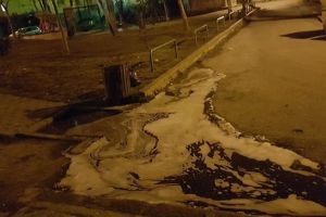 Copiii se joacă cu mingea lângă fecale şi şerveţele, pe o stradă din Timişoara