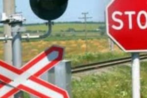 Accident GRAV în Orşova. Un taxi a fost LOVIT de un tren de marfă. Un bărbat a MURIT şi alte două persoane sunt în stare critică