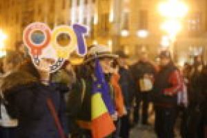 În stradă, în semn de susţinere pentru Laura Codruţa Kovesi