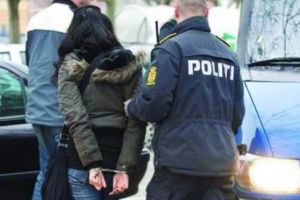 Profesoară din Alba, reţinută după ce a întreţinut relaţii sexuale cu un elev de 14 ani