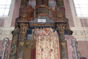 În împrejurări încă neelucidate, Chivotul sfânt al Sinagogii Siret a ajuns la o casă de ...