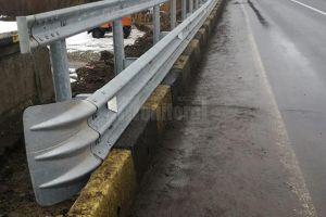 Parapet provizoriu finalizat la podul rutier fără balustradă de la Suceviţa